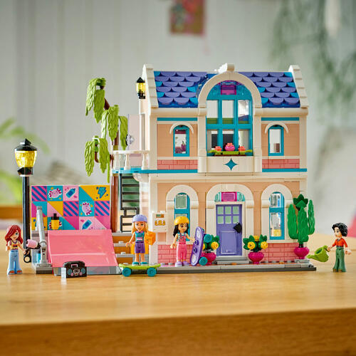 LEGO Friends Liann&rsquo;s Family House 42687