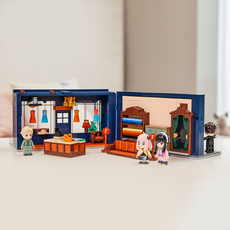 Kalos Blocks SPY x Family Family Adventure Suit | Toys”R”Us