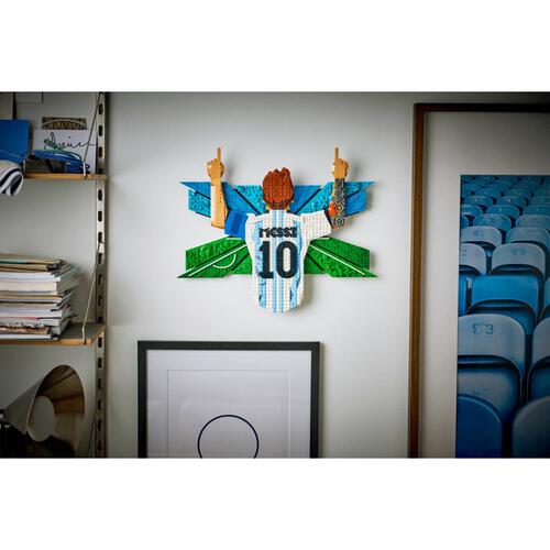 (Pre-order) LEGO Editions Football Lionel Messi &ndash; Celebration (Estimated Early June 2026)